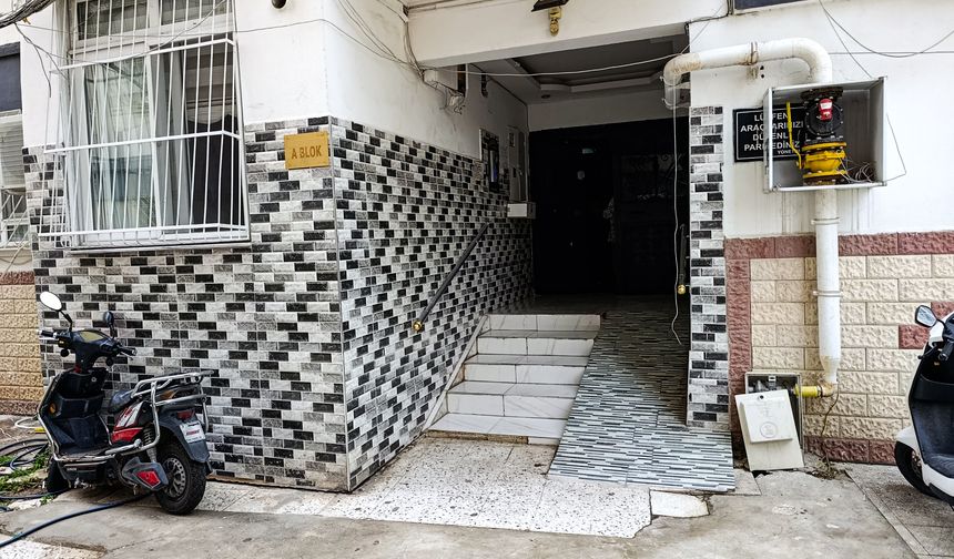 2 çocuğunun annesini çekiçle dövüp, bıçakla boğazını kesti