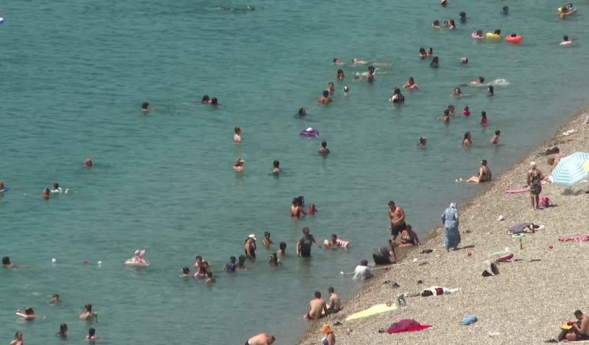 Hava sıcaklığının 38 dereceye ulaştığı Antalya'nın sahillerinde yoğunluk yaşandı