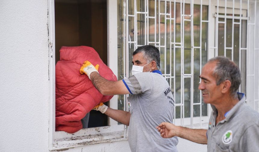 Ankara'daki evden bir kamyon çöp ve atık malzeme çıkarıldı