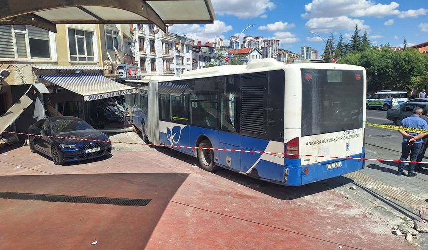 Mamak'ta otobüs sürücünün kontrolünden çıkarak iş yerine girdi: 7 yaralı