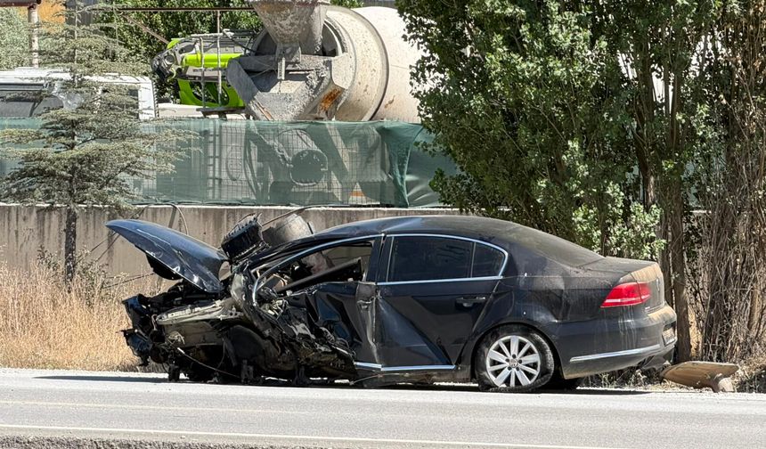 Ankara'da otomobil direğe çarptı: 3 yaralı