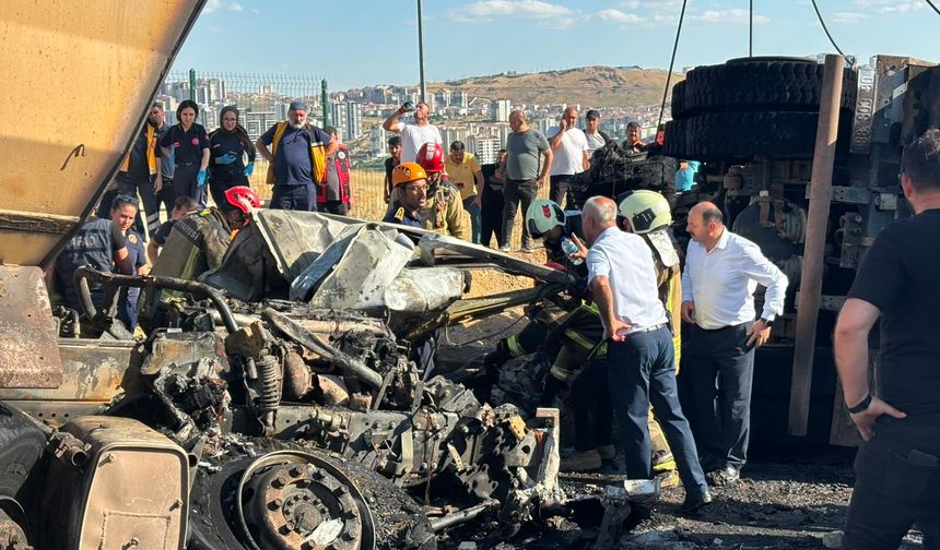 Ankara'da yol çalışmasında iki hafriyat kamyonu çarpıştı: 2 ölü