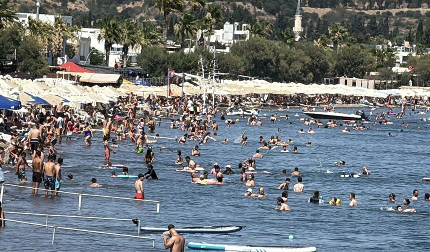 Bodrum’da sıcak havada turistlerin deniz keyfi