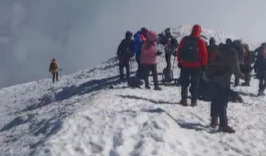 Dağcılar, eksi 10 derecede Ağrı Dağı'nda zirve yaptı