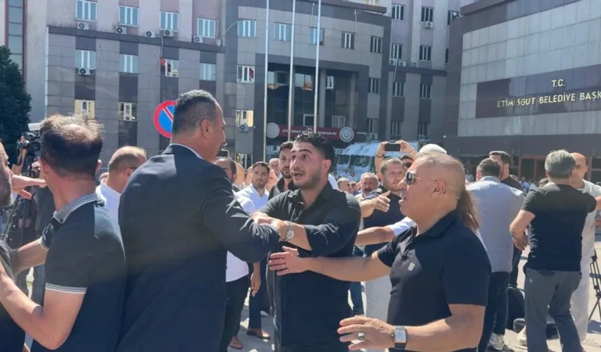 Etimesgut Belediyesi önünde bekleyen vatandaşlar arasında arbede yaşandı