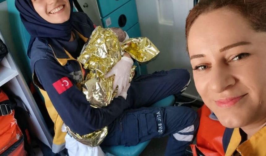 Hastaneye giderken ambulansta doğum yaptı