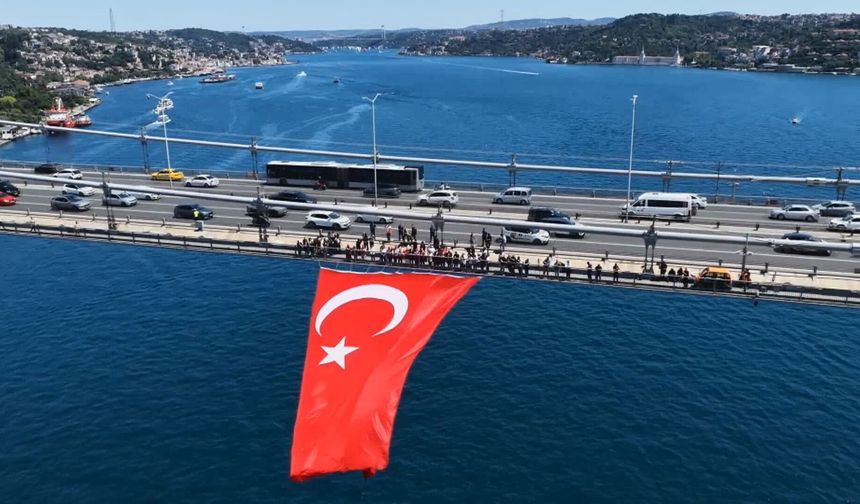 İstanbul Boğazı'ndaki köprülere Türk bayrağı asıldı