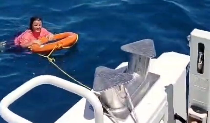 Kuşadası'nda akıntıyla açığa sürüklenen kadını deniz polisi kurtardı