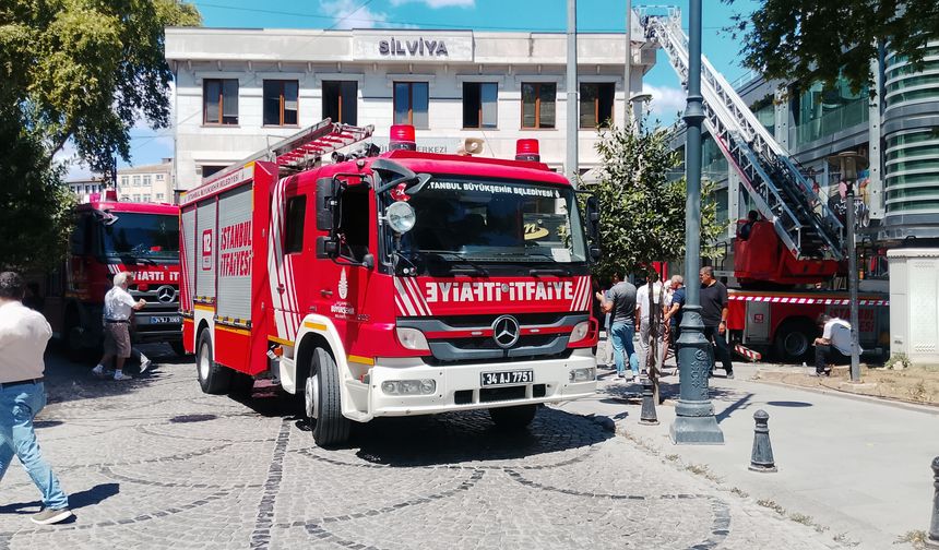 Silivri'de restoranın bacasından yangın çıktı; mahsur kalan 6 kişi kurtarıldı