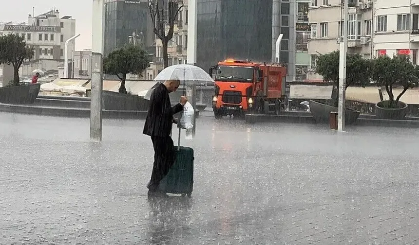 İstanbul'un bazı bölgelerinde etkili olan gök gürültülü sağanak hayatı olumsuz etkiledi