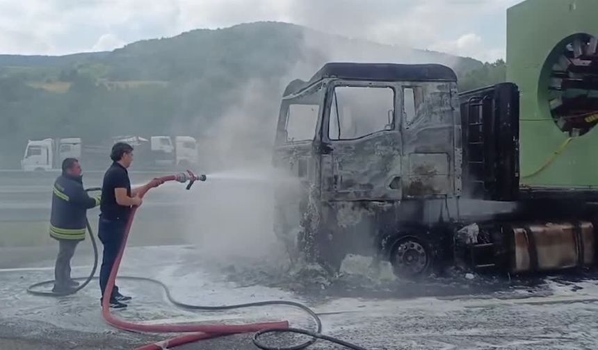 Bolu'da seyir halindeki tırda çıkan yangın söndürüldü