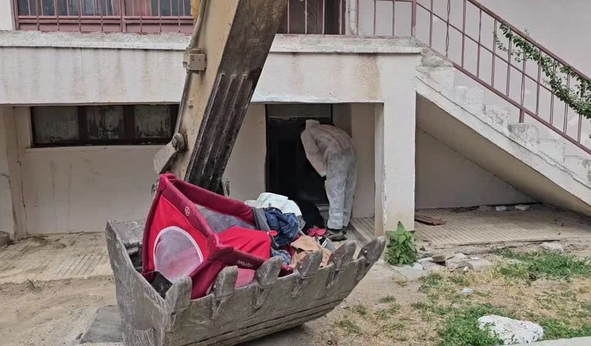 Çorum'da bir evden 3 kamyon çöp çıkarıldı