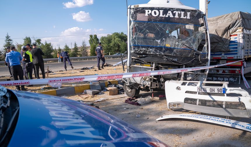 Ankara'da özel halk otobüsü ile kamyon çarpıştı: 2 ölü, 25 yaralı