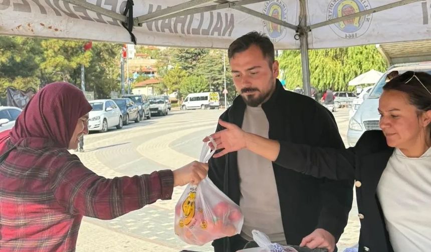 Nallıhan Belediyesi vatandaşlara 1 ton 750 kilogram domates ikram etti