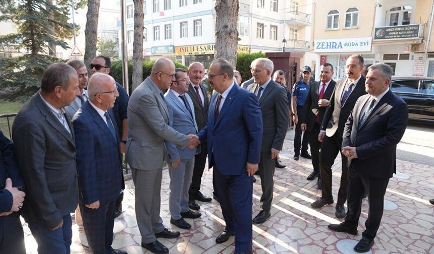 Ankara Valisi Canbolat, Çubuk ilçesinde esnaf ve vatandaşları ziyaret etti