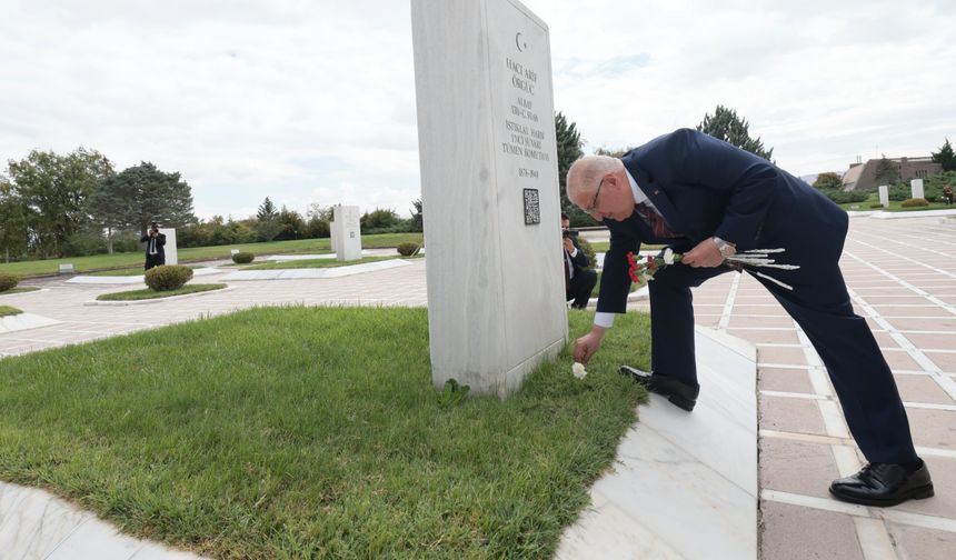 Milli Savunma Bakanı Güler, Devlet Büyükleri Anıt Mezarlığı'nı ziyaret etti