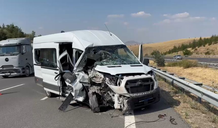 Ankara’da minibüs TIR'a çarptı: 7 yaralı
