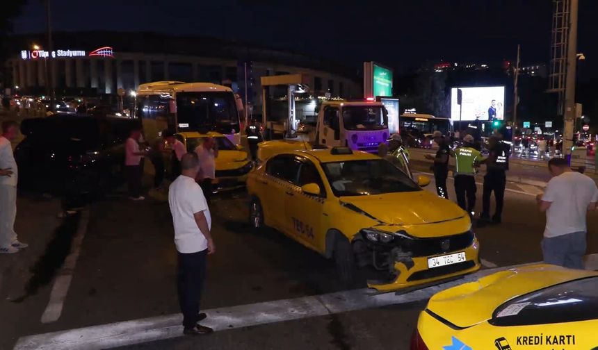 8 aracın karıştığı zincirleme kaza: 2 yaralı