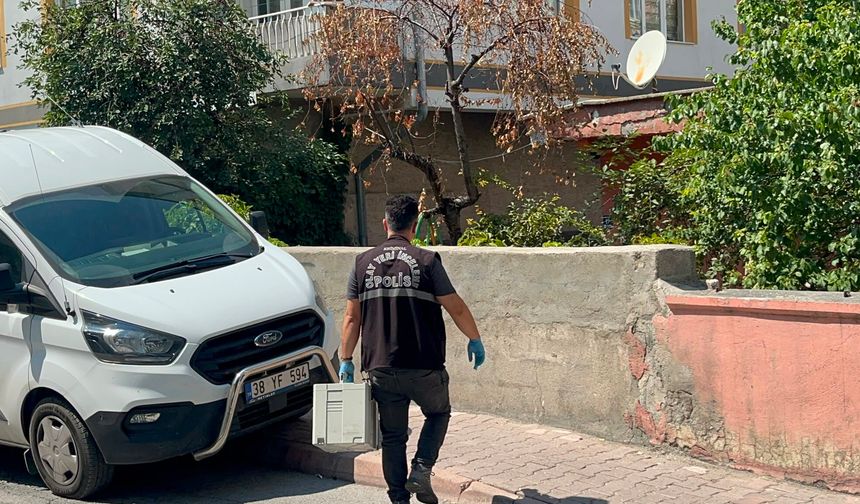 Boşanma aşamasındaki eşini bıçaklayıp, polise teslim oldu