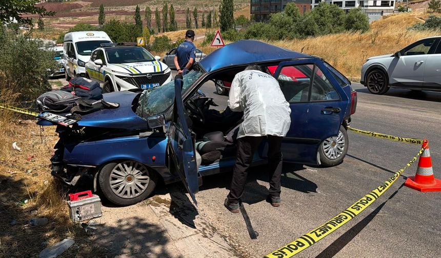Çöp kamyonuyla TIR’ın çarptığı otomobil, 76 metre sürüklendi: 1 ölü, 1 ağır yaralı