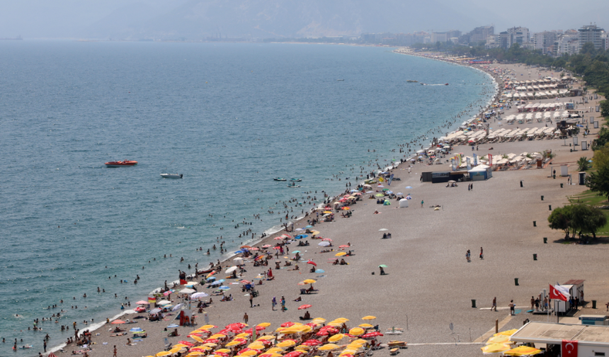 Antalya'da hissedilen sıcaklık 39 derece; tatilciler denizde serinledi