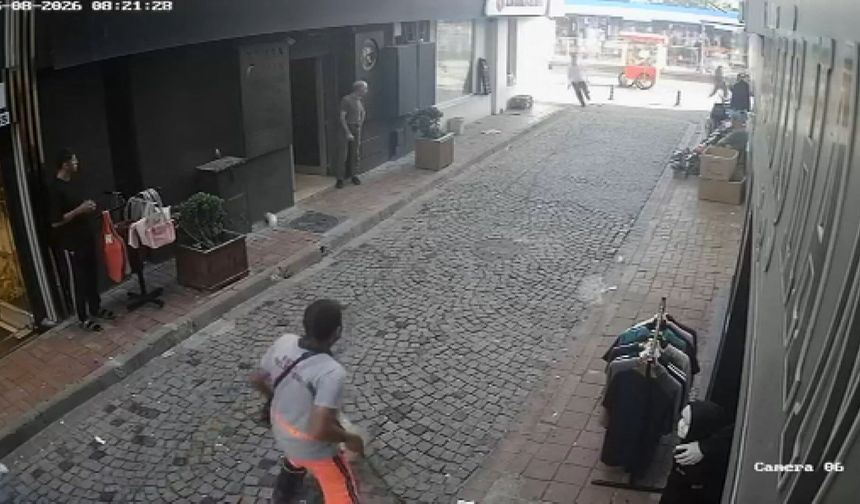Fatih'te kaçan şüpheliyi esnaf ve temizlik görevlisinin durdurmaya çalıştığı anlar kamerada