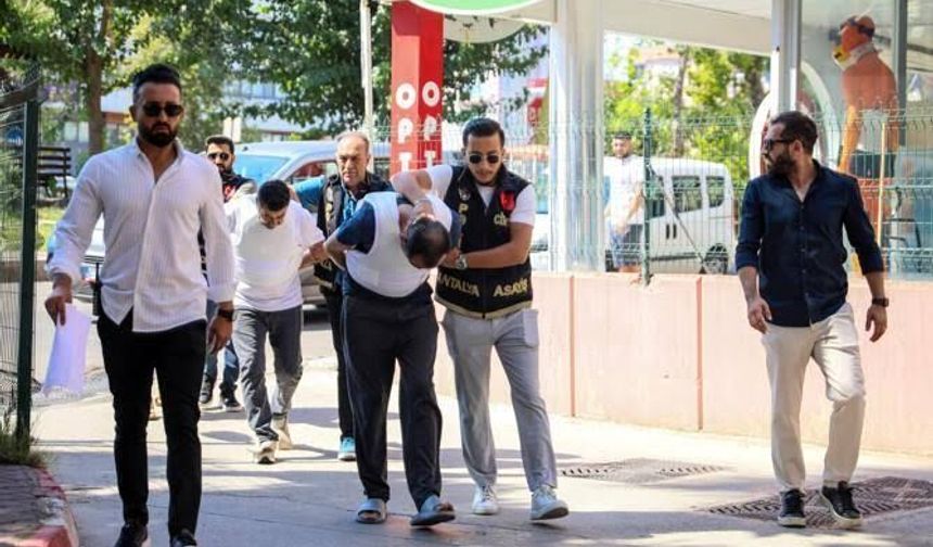 Cinayet öncesi tanınmamak için peruk takmış