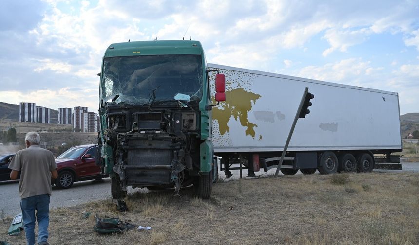 Kırıkkale’de TIR, yolcu otobüsü ve kamyonetin karıştığı kazada 1 kişi yaralandı