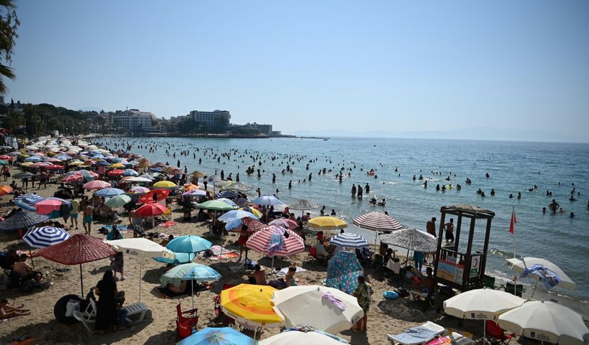 Kuşadası'nda hava sıcaklığı 37 dereceye ulaştı, plajlar doldu
