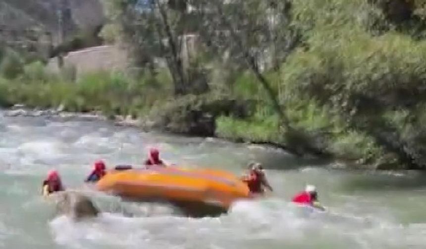 Rafting yarışında botları alabora olan sporcular zor anlar yaşadı