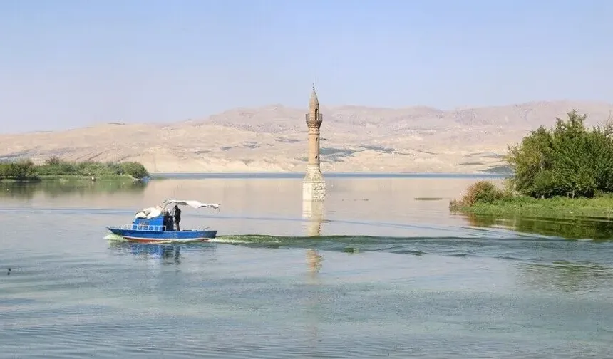 Karakaya Baraj Gölü'nde su altında kalan "yalnız minare" dronla görüntülendi