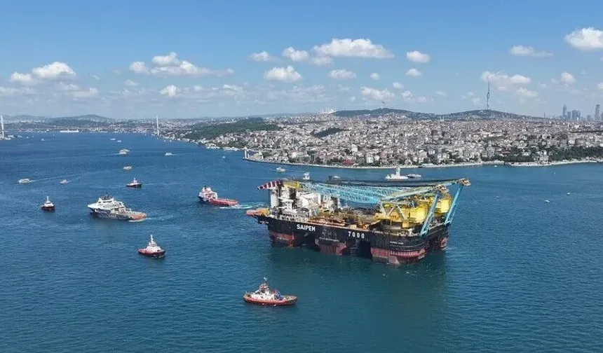 Dünyanın üçüncü büyük yarı batık vinç gemisi İstanbul Boğazı'ndan geçti