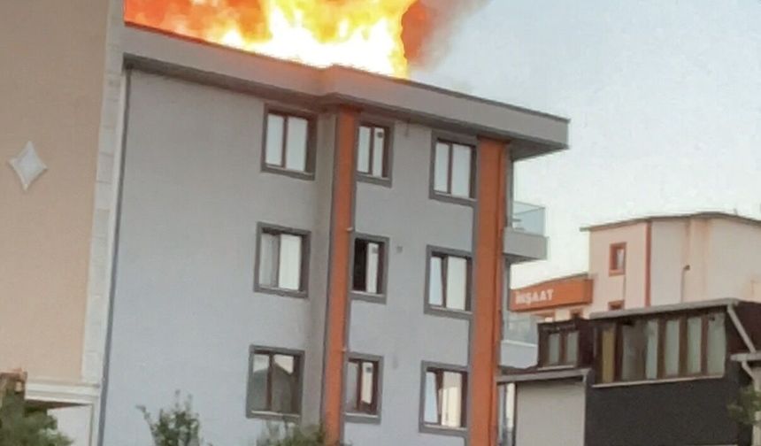 Ümraniye’de 5 katlı binanın çatısında çıkan yangın söndürüldü