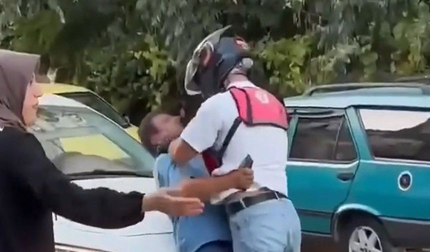 Yol verme tartışmasında motokurye, otomobil sürücüsünü defalarca yumrukladı