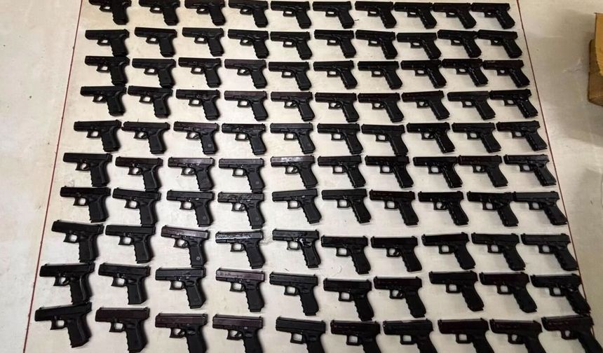 Zeytinburnu'nda iş yerine operasyon; 100 adet ruhsatsız tabanca ele geçirildi