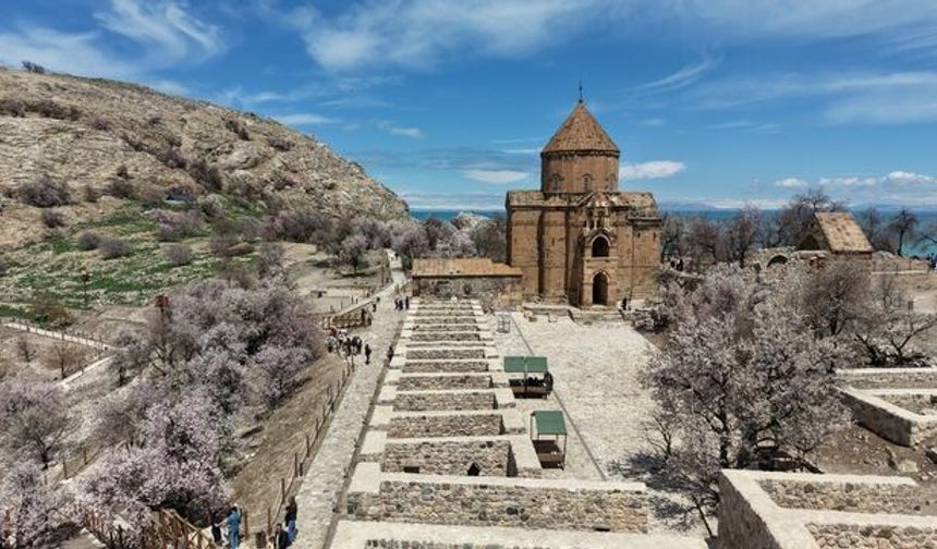 Tarihi Akdamar Kilisesi'nde 14'üncü ayin başladı