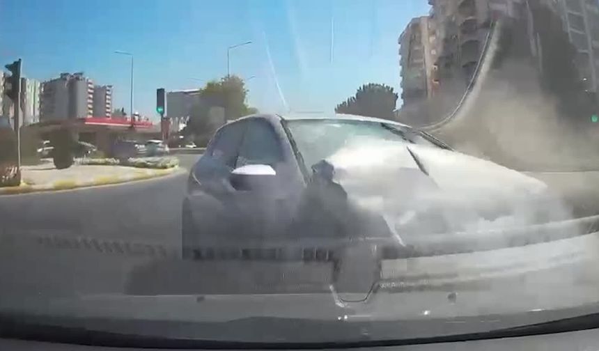 3 kişinin yaralandığı zincirleme kaza araç kamerasında