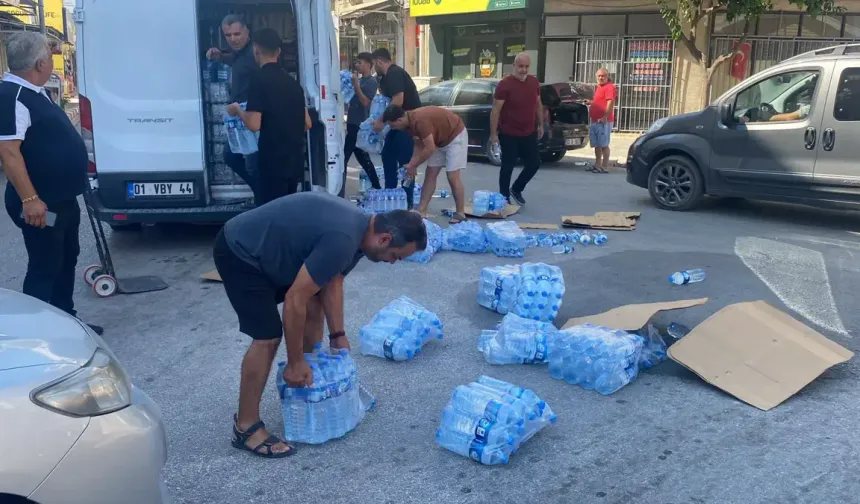 Ceyhan’da yola dökülen su şişelerini vatandaşlar topladı