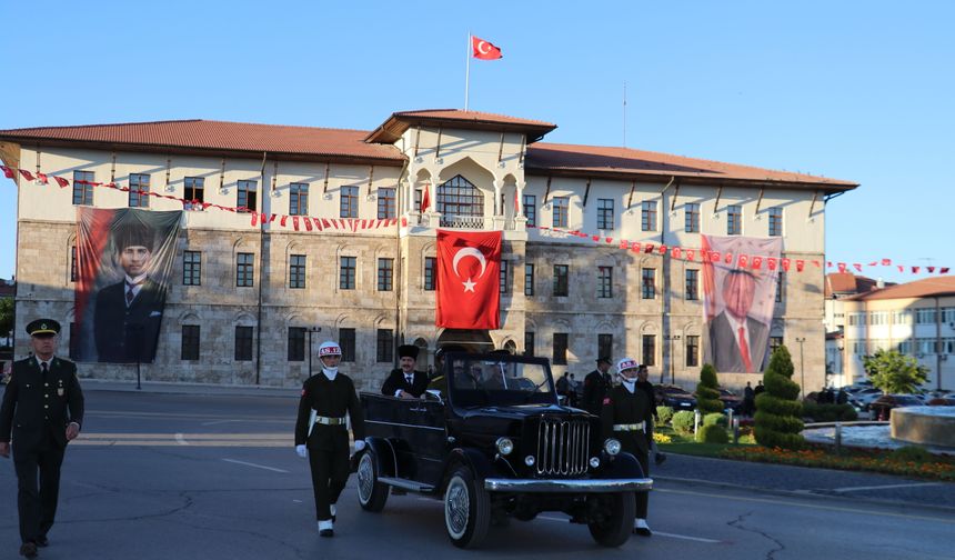 Büyük Önder Mustafa Kemal Atatürk'ün Sivas'a gelişi temsili canlandırıldı