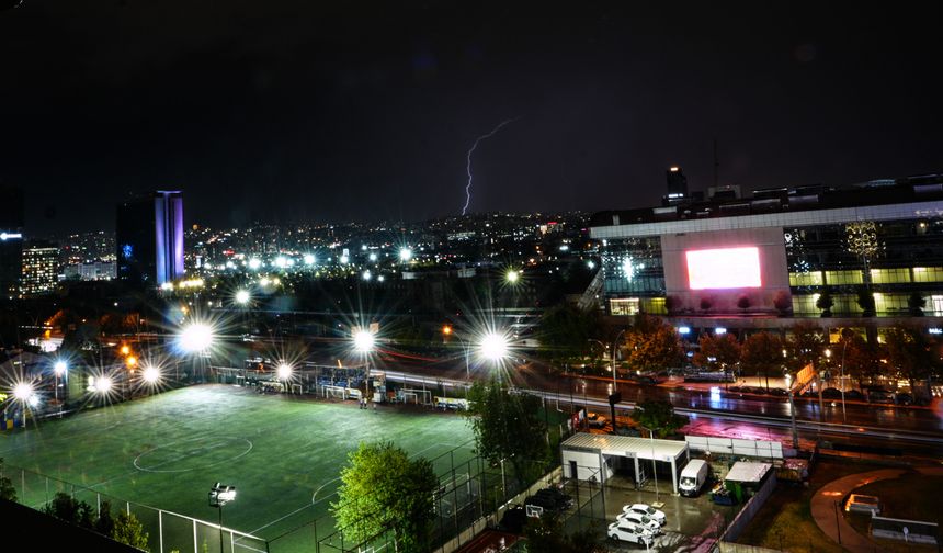Başkentte gök gürültülü sağanak etkili oldu