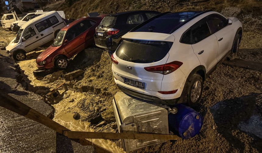 Ankara'da sel nedeniyle çöken yolda çok sayıda araç hasar gördü