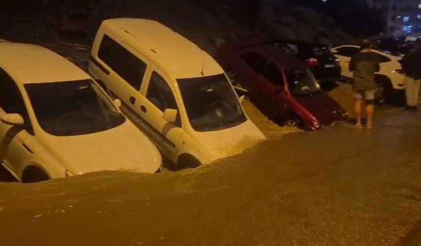 Ankara'da yol çöktü, park halindeki araçlar zarar gördü