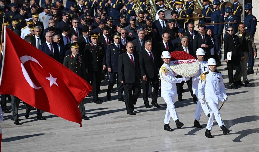 Ankara Valisi Canbolat, 19 Eylül Gaziler Günü'nde Anıtkabir'i ziyaret etti
