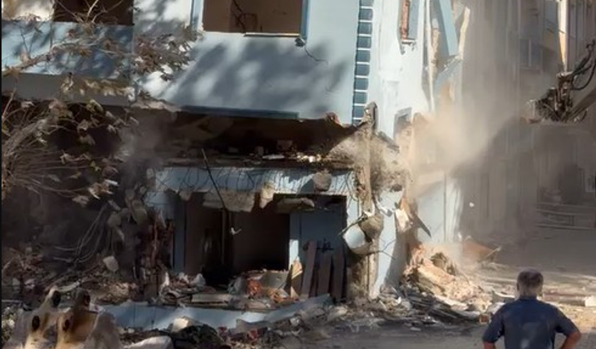 6 katlı apartman yıkım sırasında çöktü