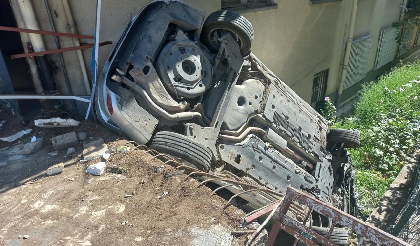 Hafif ticari araçla çarpışan otomobil, bahçeye devrildi: 1 yaralı