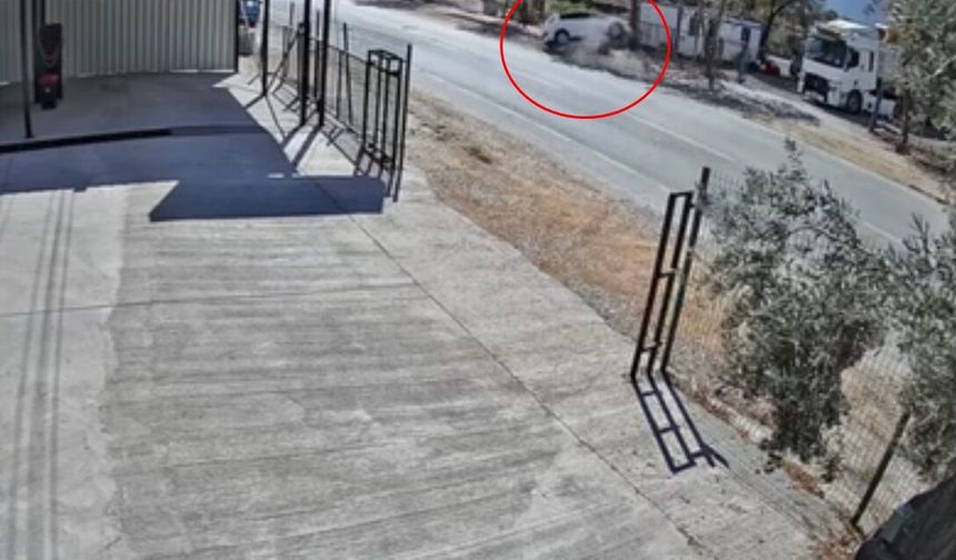 Kaldırıma çarpıp ters dönen otomobildeki baba oğul yaralandı