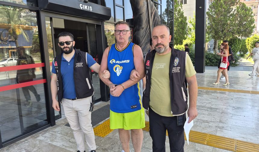 Otel personeliyle tartışıp, Türk bayrağına tüküren İngiliz turist tutuklandı