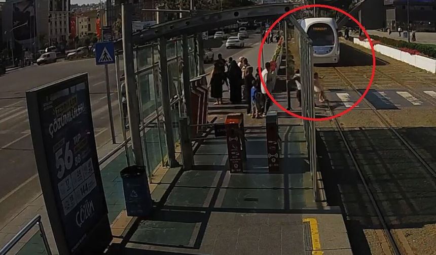 Raylara atlayan küçük kızı tişörtünden çekerek kurtardı