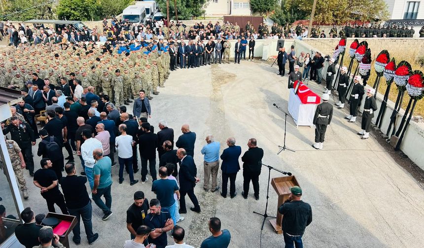 Şehit er memleketi Hakkari'de toprağa verildi