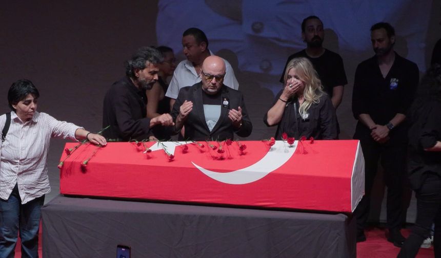 Serhat Kılıç için Harbiye Muhsin Ertuğrul Sahnesi'nde anma töreni yapıldı